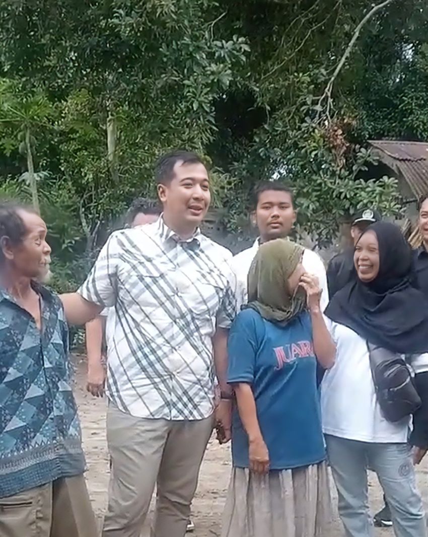 Tepati Janji Kampanye, Anggota DPR RI Ade Jona Terangi Desa Sei Parit Sergai Dengan PLN