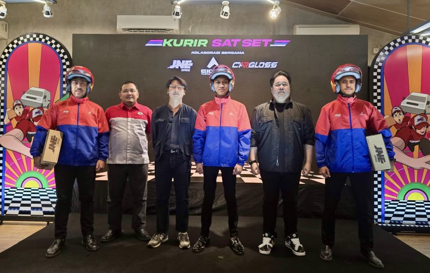 JNE Bersama EIGER Tropical Adventure dan Cargloss Helmets Luncurkan Jaket dan Helm