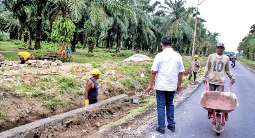 Radiapoh Tinjau Perbaikan Jalan Penghubung Jawa Maraja Bah Jambi