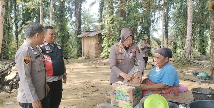 Polres Labusel Imbau Warga Aktifkan Poskamling, Bagikan Bansos