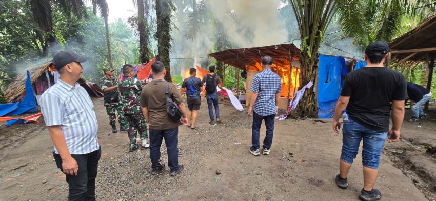 TNI-Polri Kembali Ratakan Gubuk Narkoba dan Judi di Binjai