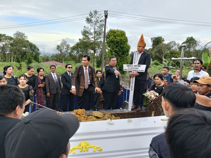 Effendi Simbolon Ikuti Prosesi Adat dan Pemakaman Ibunda Ephorus HKBP