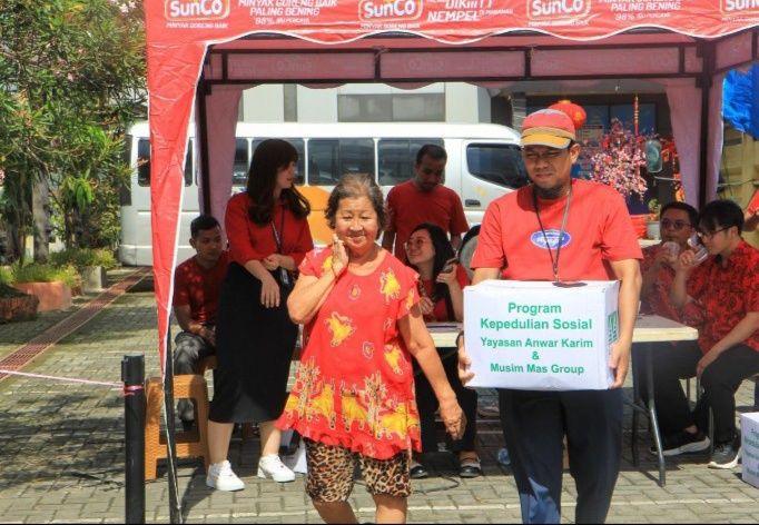 Sambut Imlek 2576,  Musim Mas dan Yayasan Anwar Karim Bagikan 350 Paket Sembako
