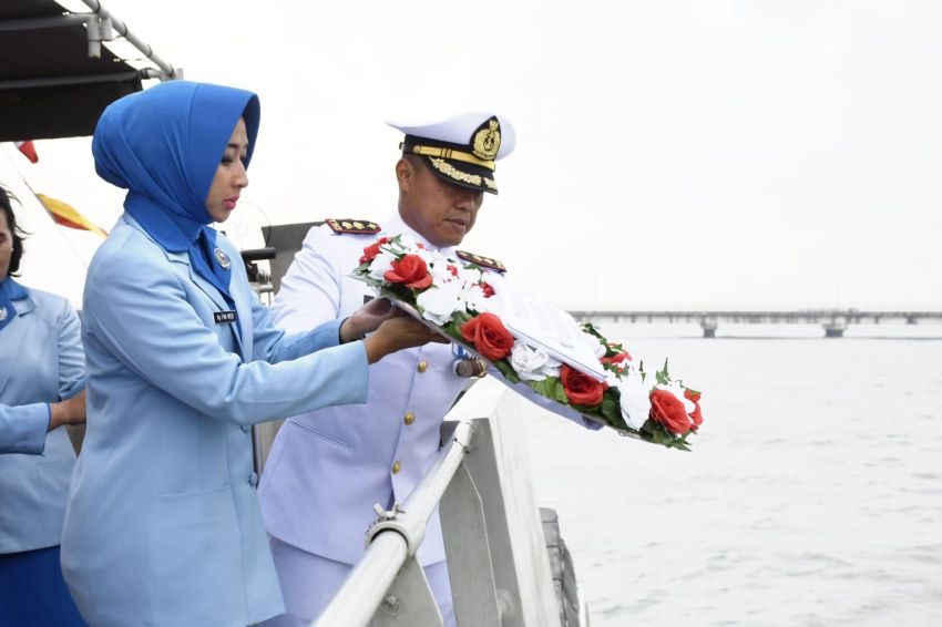 Lanal TBA Gelar Upacara dan Tabur Bunga Kenang Pertempuran Laut Aru dalam Peringatan Hari Dharma Samudera 2025