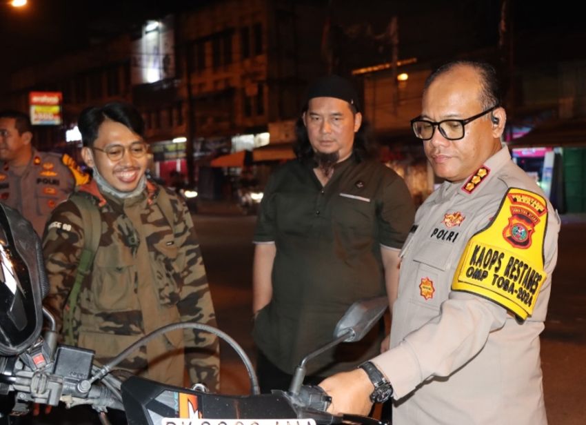 Kapolrestabes Medan Patroli Dialogis dari Malam Sampai Dini Hari : Sapa Warga dan Penjual Jamu