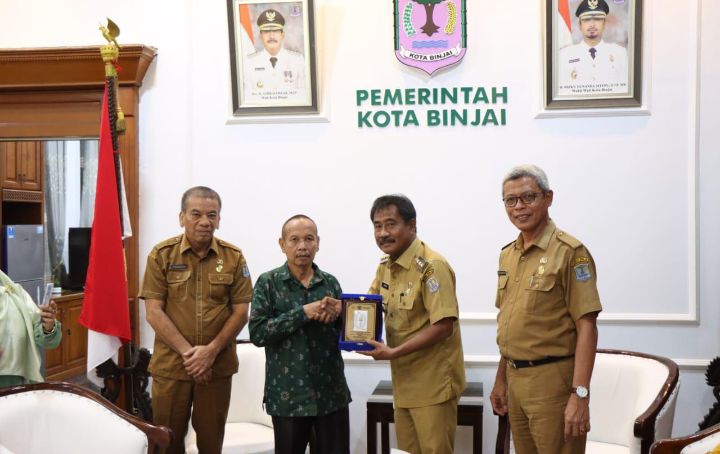 Walikota Binjai Berikan Cinderamata Kepada 23 ASN Purna Tugas