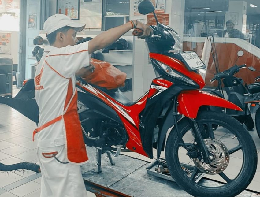 Jaga Motor Tetap Prima, Kenali Penyebab Busi Motor Retak