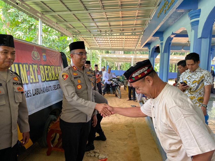 Kapolres Labusel AKBP Arfin Fachreza Gelar Jumat Berkah di Masjid Nurul Huda Bangun Jadi