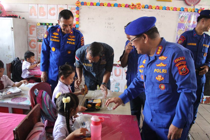 Ditpolairud Polda Sumut Bakti Sosial,  Makan Bergizi Gratis untuk Siswa SD di Kampung Nelayan Seberang