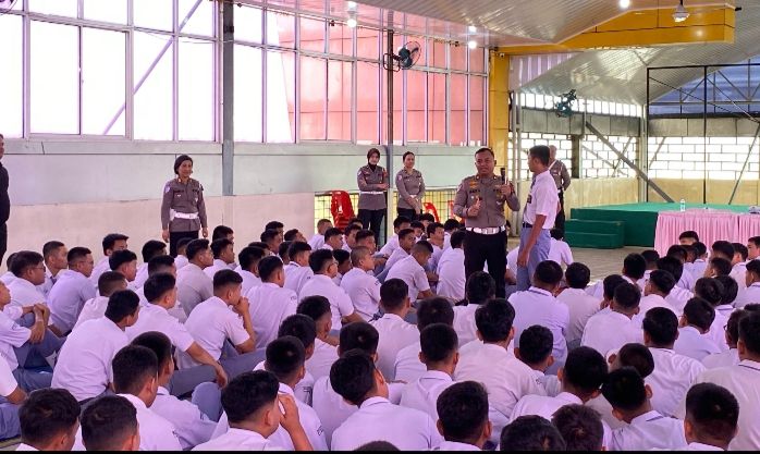 Para Siswa Antusias  Simak Sosialisasi Keselamatan Berlalu Lintas Oleh Polda Sumut