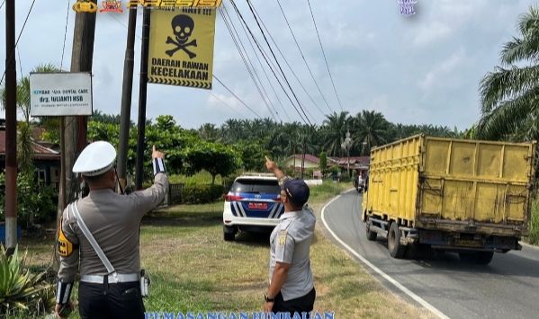 Minimalisir Laka Lantas, Polres Labusel Pasang Imbauan dan Bagikan Brosur