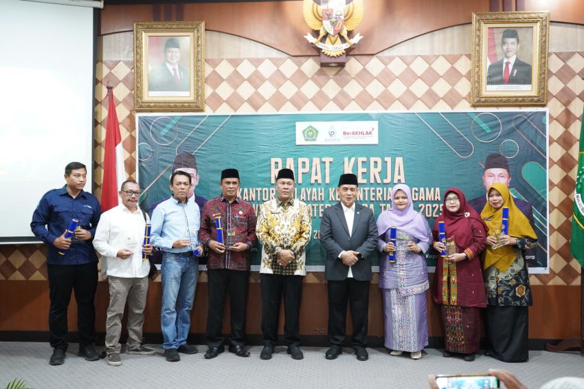 Wamenag RI Serahkan Humas dan PPID Award