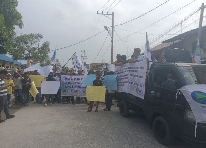 Marak Pukat Tarik Dua  di Perairan Belawan, Ratusan Nelayan Demo Didepan Polairud Sumut