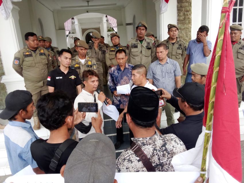 PT.Bridgeston Diduga Ilegal Loging, Massa Lembaga DPD Demokrasi 14 GBPU Geruduk Kantor Bupati Asahan