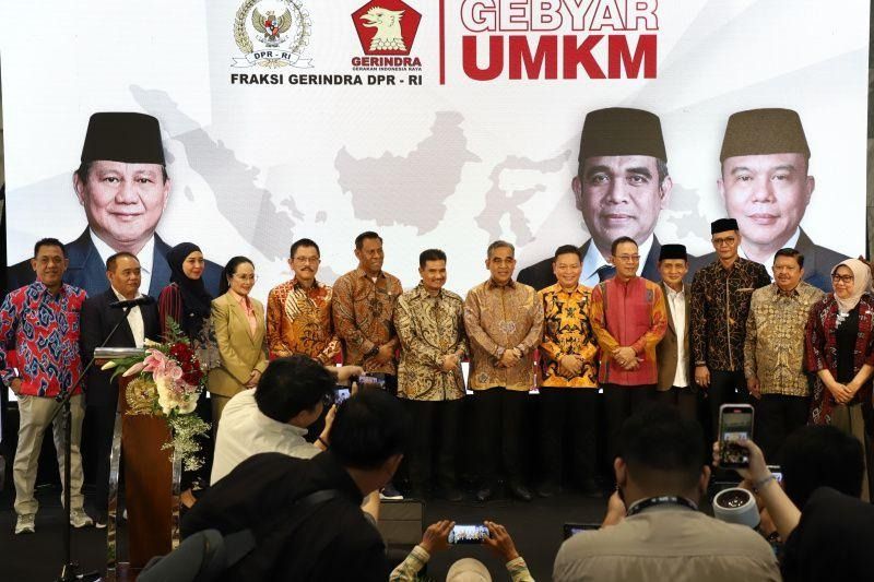 Ahmad Muzani dan Sufmi Dasco Ahmad Potong Tumpeng Gelar Hut ke-17 Partai Gerindra