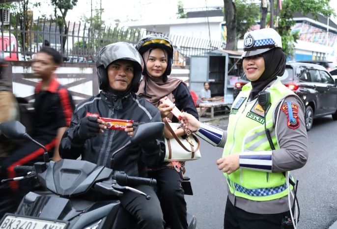 Bagikan Cokelat kepada Pengendara di Hari Valentine, Polwan Ditlantas Polda Sumut Ajak Tertib Berlalu Lintas