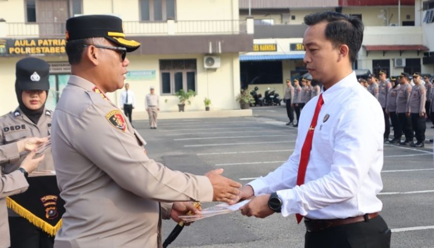 Usai Apel, Wakasat Narkoba Terima Reward dari Kapolrestabes Medan