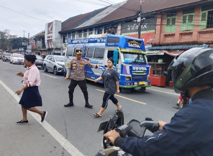 Sehari Dilantik Kapolsek Pancur Batu Turun Langsung Atur Lalu Lintas