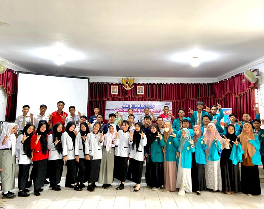 Kunjungi SMKN 1 dan STAI Al Hikmah Tebing Tinggi, JNE gelar Connecting Happiness For Education