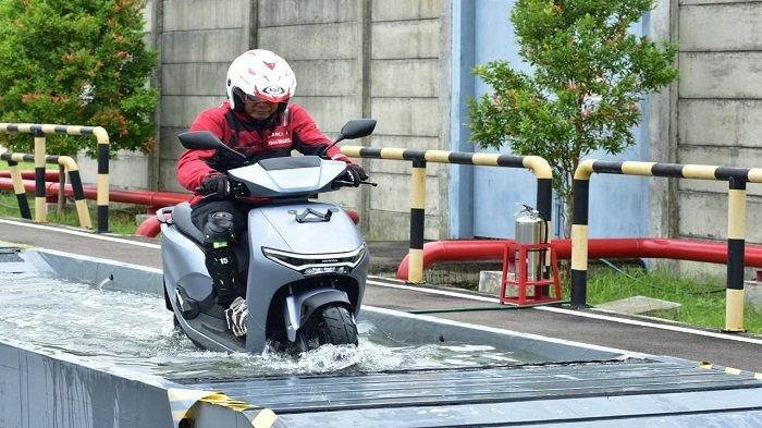 Penting Lakukan Hal Ini Saat Motor Listrik Terendam Banjir