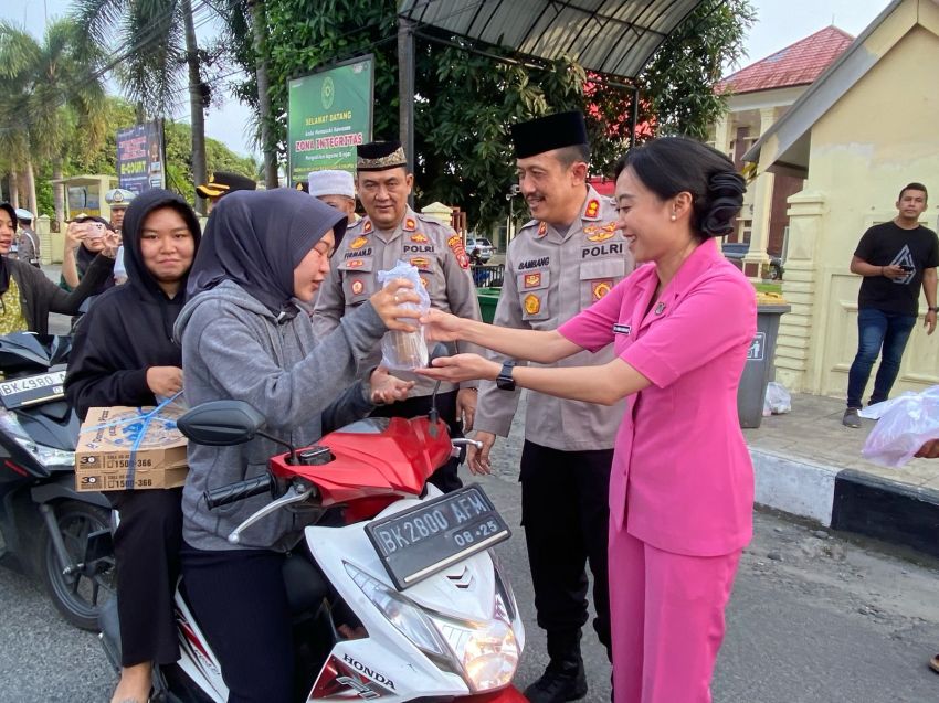 Kapolres Binjai Bagikan 200 Takjil Untuk Warga