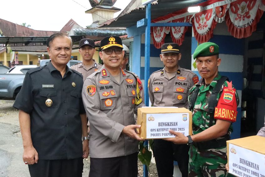 Kapolres dan Wakil Bupati Pakpak Bharat Berikan Bingkisan Kepada Petugas Pospam Idul Fitri