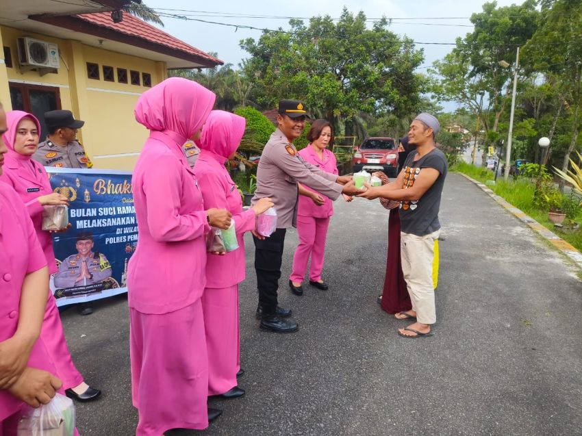 Polsek Siantar Martoba Bersama Bhayangkari Ranting Bagi Takjil Kepada Masyarakat & Panti Sosial Lansia Dinsos Sumut