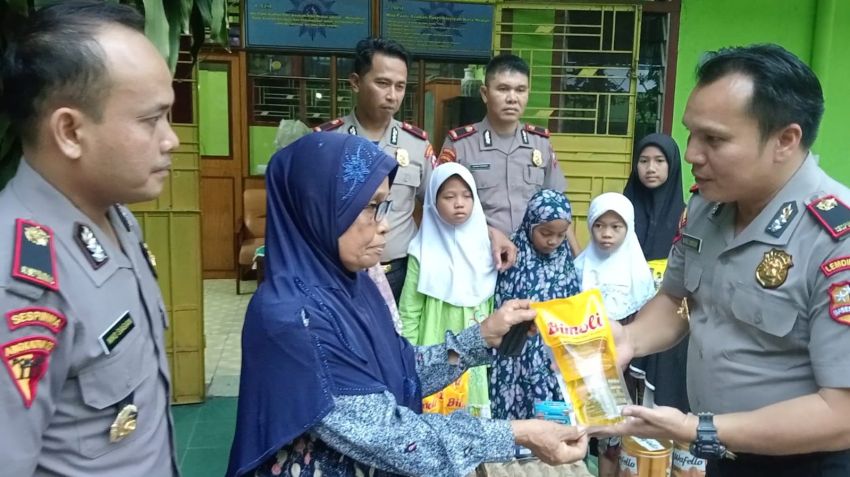 Serdik Sespimma Polri Angkatan 73 Bagukan Sembako Untuk Panti Asuhan dan Warga Kurang Mampu