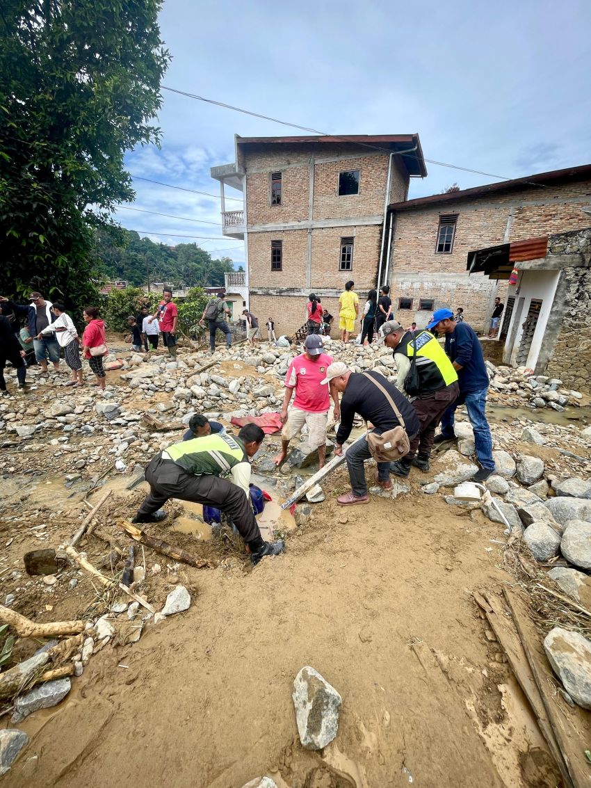 Pasca Banjir Parapat,  TPL Turunkan Alat Berat dan Puluhan Karyawan Bantu Masyarakat Terdampak