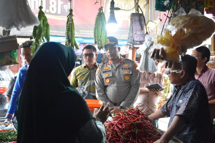 Kapolres Labusel Bersama Forkopimda Sidak Pasar Cek Harga dan Ketersediaan Bapokting