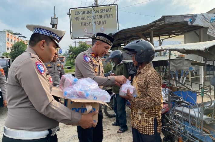 Satlantas Polres Labusel Berbagi Takjil