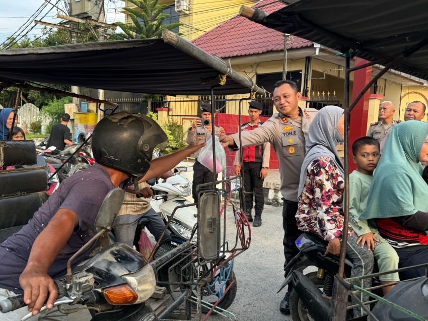 Wujud Kepedulian Sosial di Bulan Puasa Ramadhan 1446-H, Polres Tanjungbalai Berbagi Takjil Kepada Warga