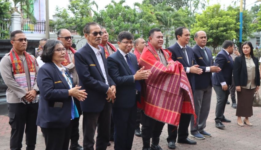 Saat Silaturahmi, Kapolda Sumut dan Rektor Nomensen Lakukan Pertemuan di Ruang Kerja Rektor