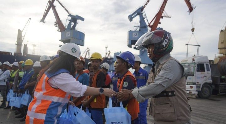 PTP Nonpetikemas Berbagi 500 Takjil Gratis di Pelabuhan Tanjung Priok