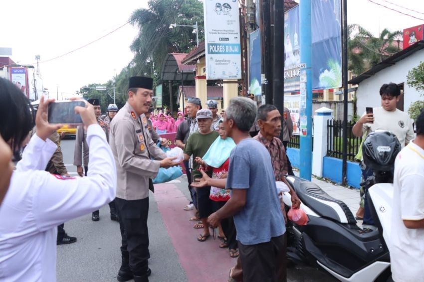 Kapolres Binjai Berbagi Takjil Kepada Pengguna Jalan