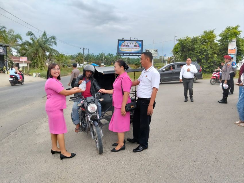 Polres Labusel dan Bhayangkari Berbagi Takjil