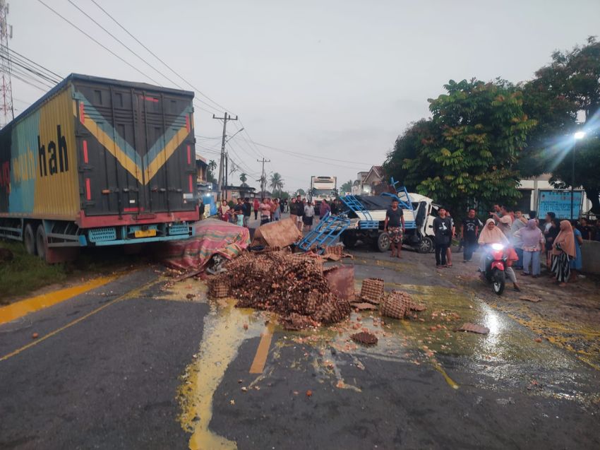 Jalinsum Torgamba "Dibanjiri" Telur Tabrak Truk, Penumpang Pick Up Kritis