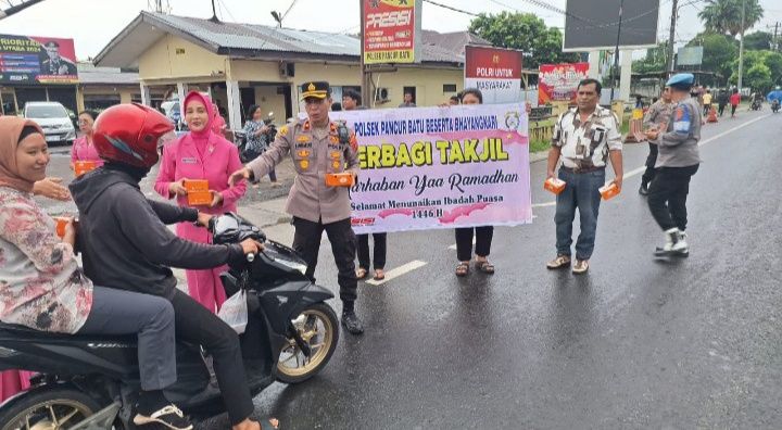 Polsek Pancur Batu Bagi Takjil  Untuk Pengguna Jalan