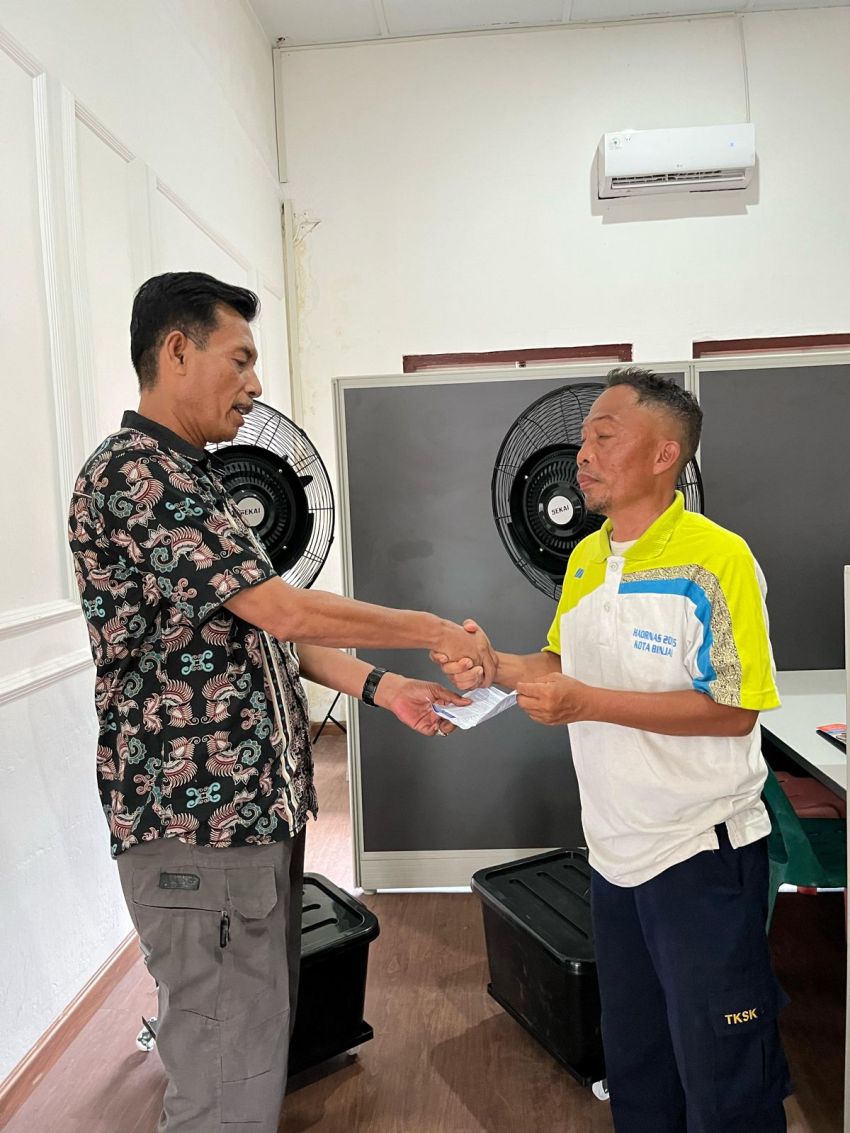 Kejar Berkah Ramadhan Kapolres Binjai Sumbang Kipas Angin