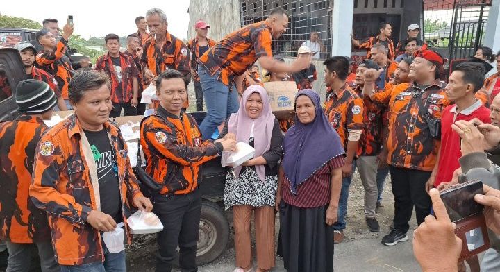 PAC PP Medan Tuntungan Bagi Takjil di Sidomulyo