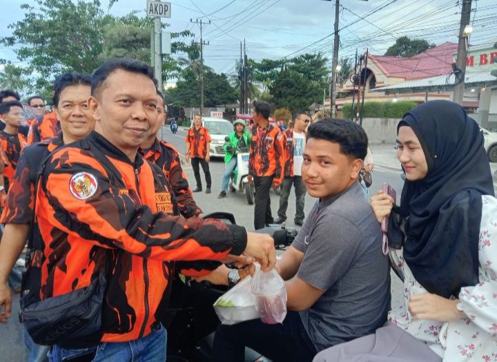 PAC  PP Medan Tuntungan Bagi Takjil di  Simpang Selayang
