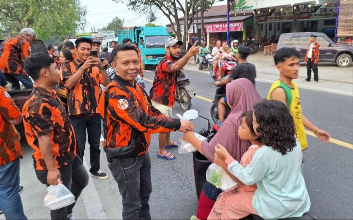 Peduli Terhadap Sesama, PAC PP Medan Tuntungan Bagi Takjil Gratis