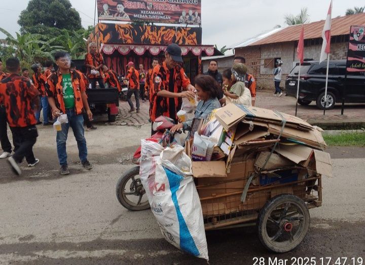 PAC Pemuda Pancasila Medan Tuntungan Bagi Takjil  di Namo Gajah