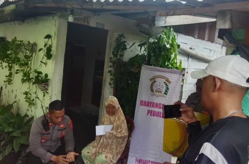 Kapolsek Bersama Bhayangkari Ranting Medan Timur Santuni Warga Kurang Mampu