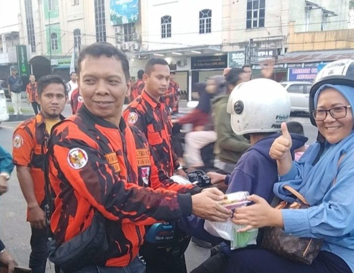 Warga Kelurahan Mangga Antusias Menerima Takjil Dari Ketua PAC PP Medan Tuntungan