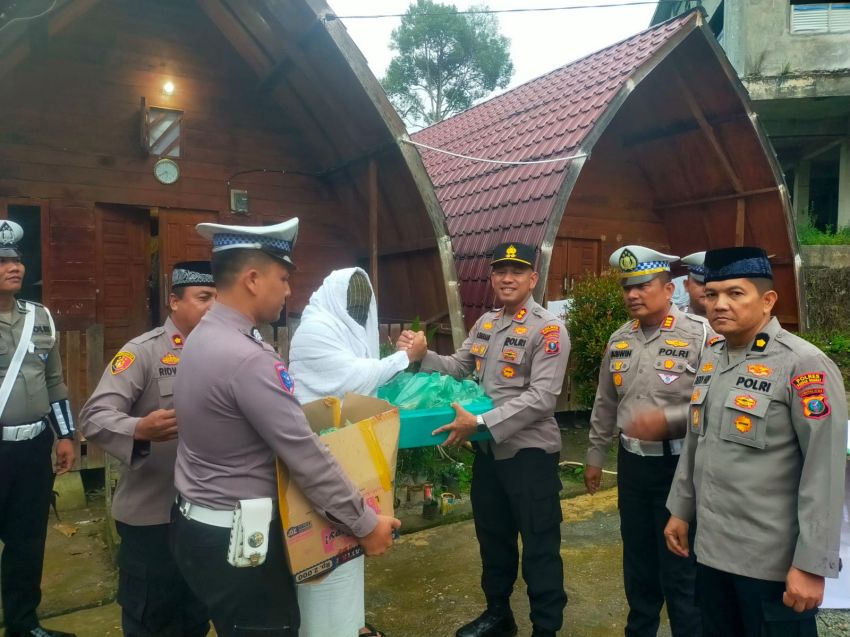 Laksanakan Cooling System Di Bulan Ramadhan 1446 H Polres Pakpak Bharat Berikan Takjil Kepada Ponpes Dan Mesjid