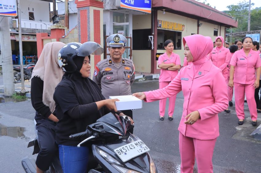 Polres Samosir Bersama Bhayangkari Berbagi Takjil