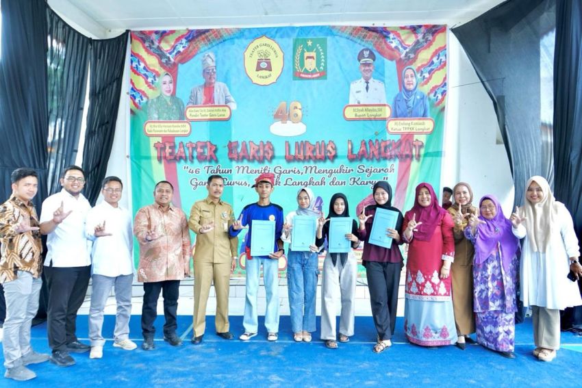 Ketua TP PKK Langkat Ny. Endang Kurniasih Serahkan Beasiswa, Dorong Generasi Seni Berprestasi