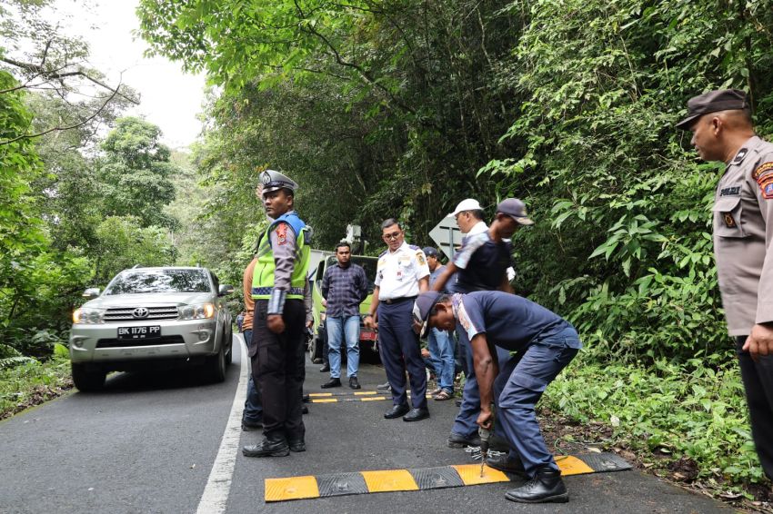 Dishub dan Polres Binjai Pasang Pembatas Jalan dan Rumbles Strip di Lokasi Rawan Kecelakaan