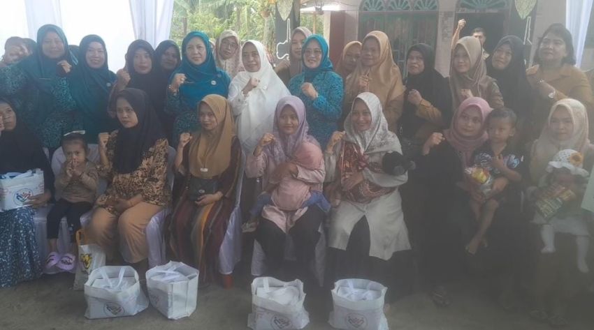 Wakil Ketua TP Posyandu Prov Sumut Hj Titiek Sugiarti Surya Kunjungi Posyandu Melati Desa Tanah Rendah